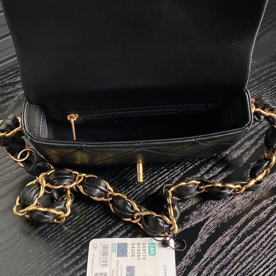 CHANEL underarm bag - Image 8