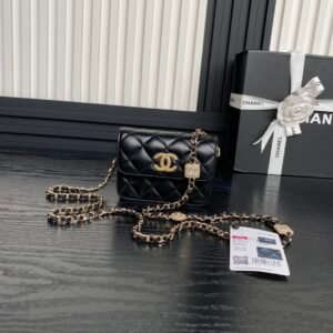 CHANEL relief rhinestone chain bag