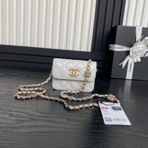 CHANEL relief rhinestone chain bag