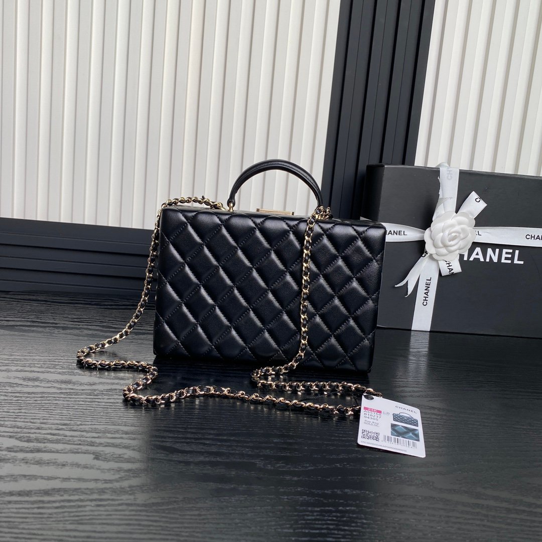 CHANEL makeup bag - Image 2
