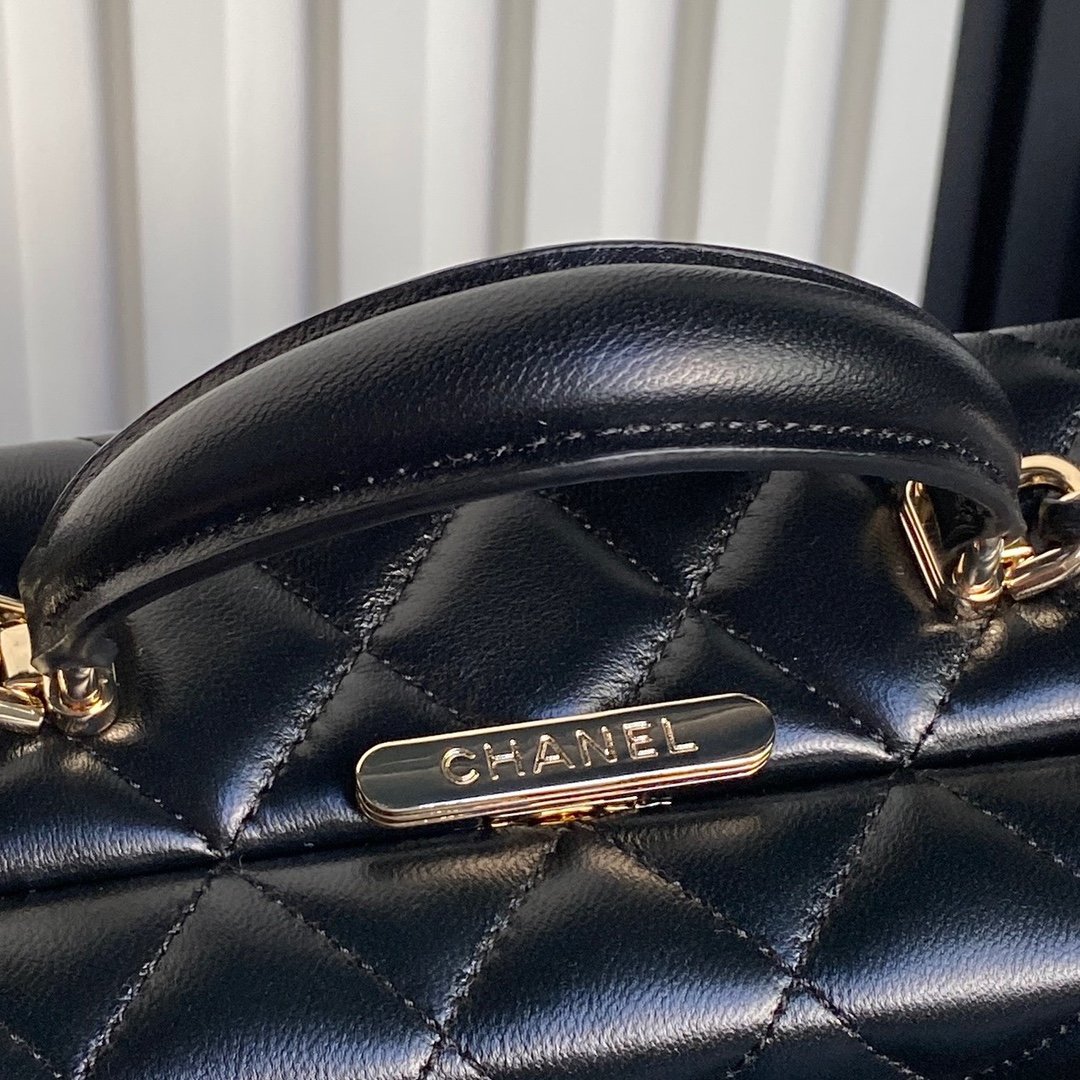 CHANEL makeup bag - Image 4