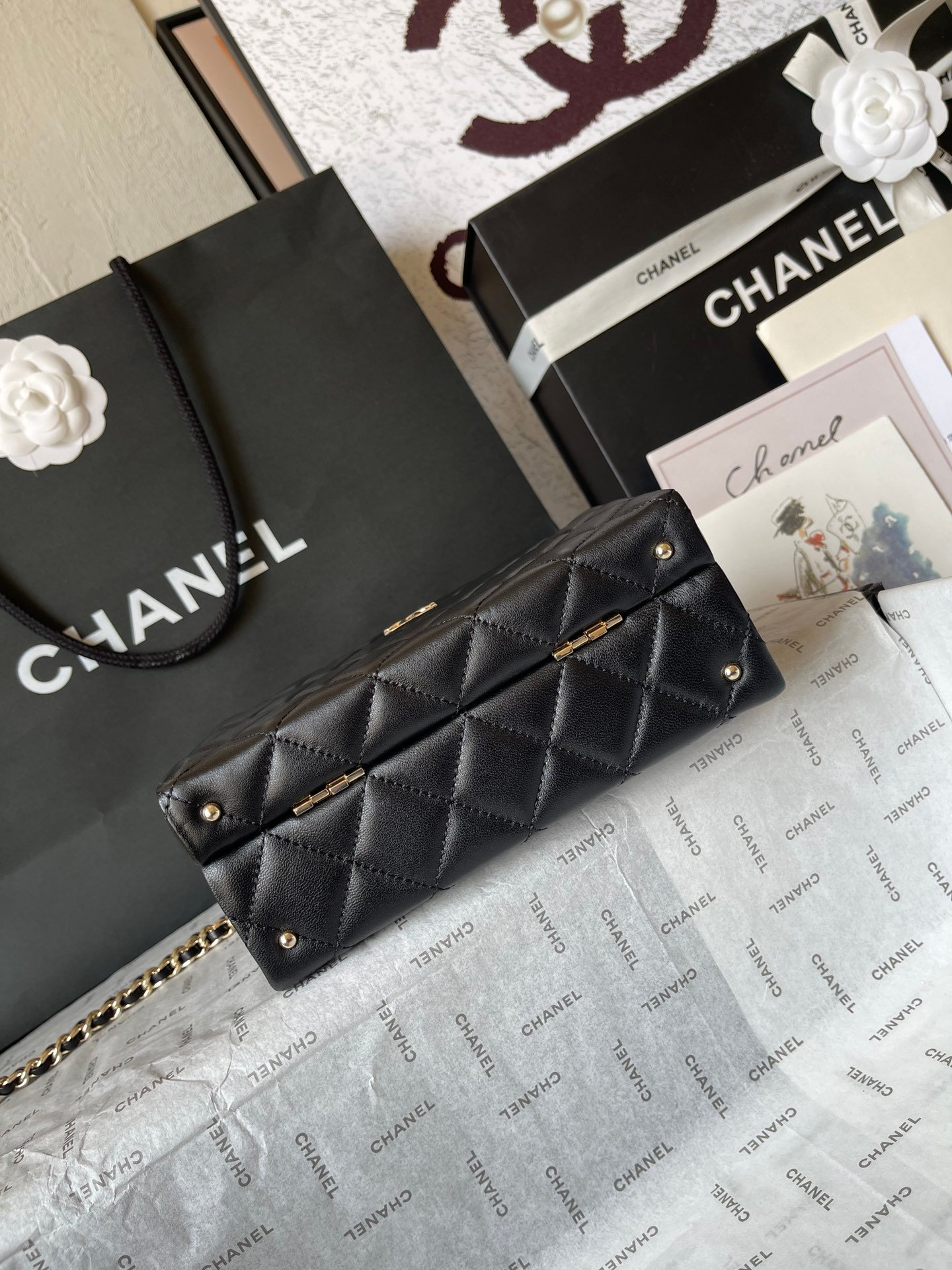 CHANEL makeup chain bag - Image 5