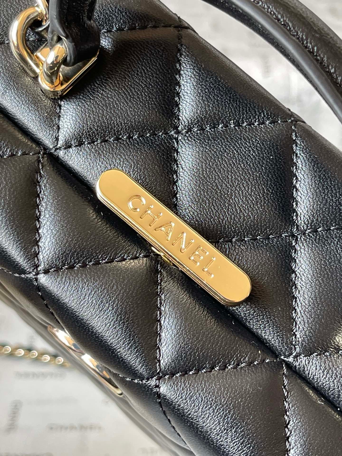 CHANEL makeup chain bag - Image 7