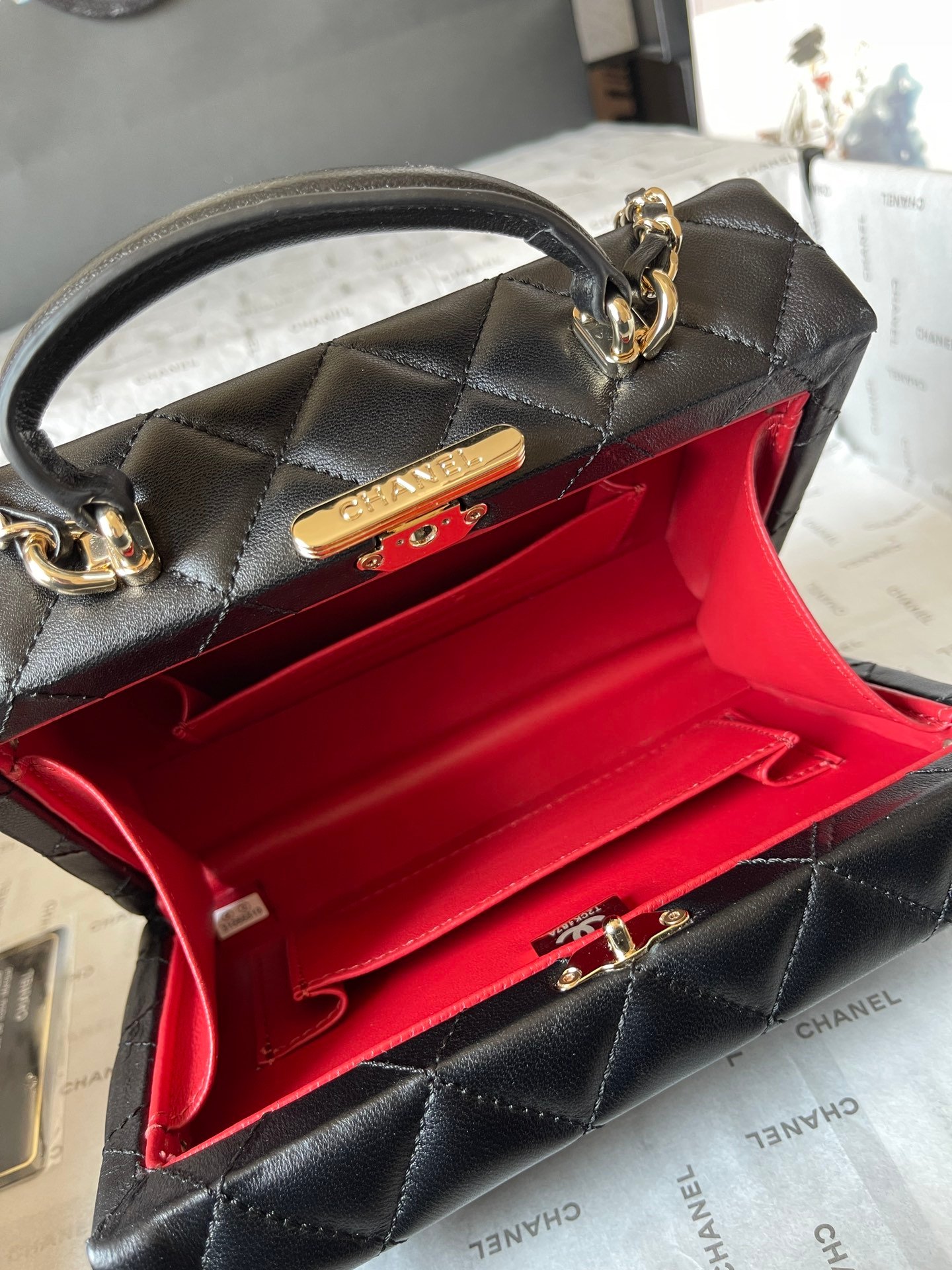 CHANEL makeup chain bag - Image 8