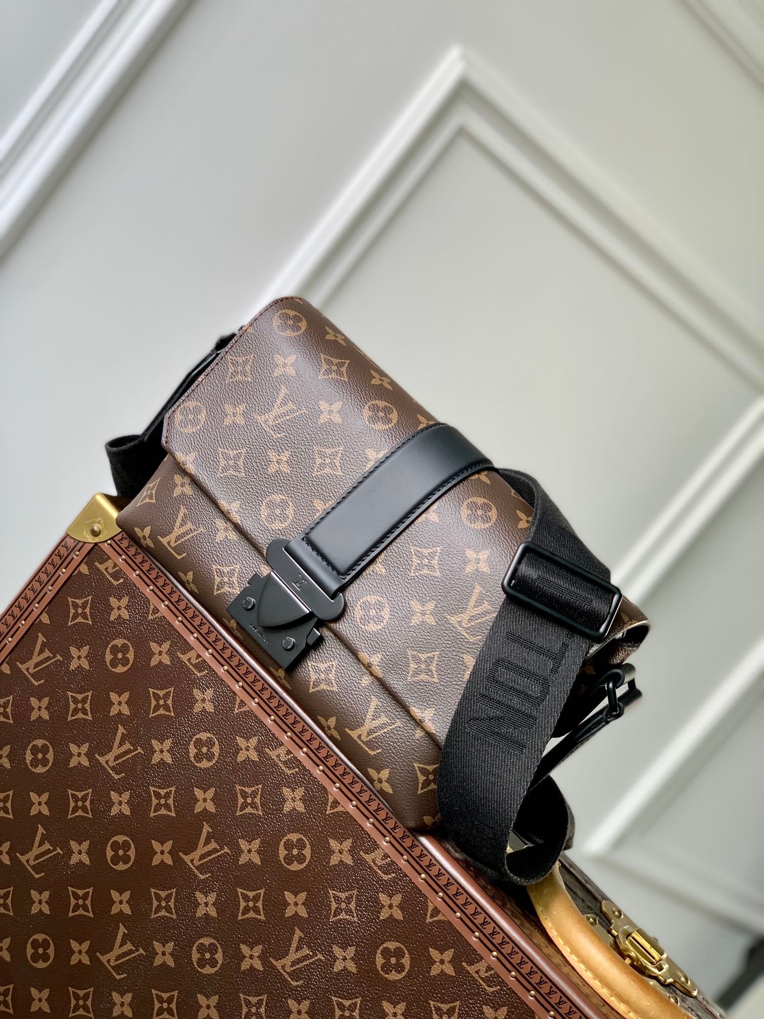 2 colors-LV S-Cape Postman Bag - Image 2