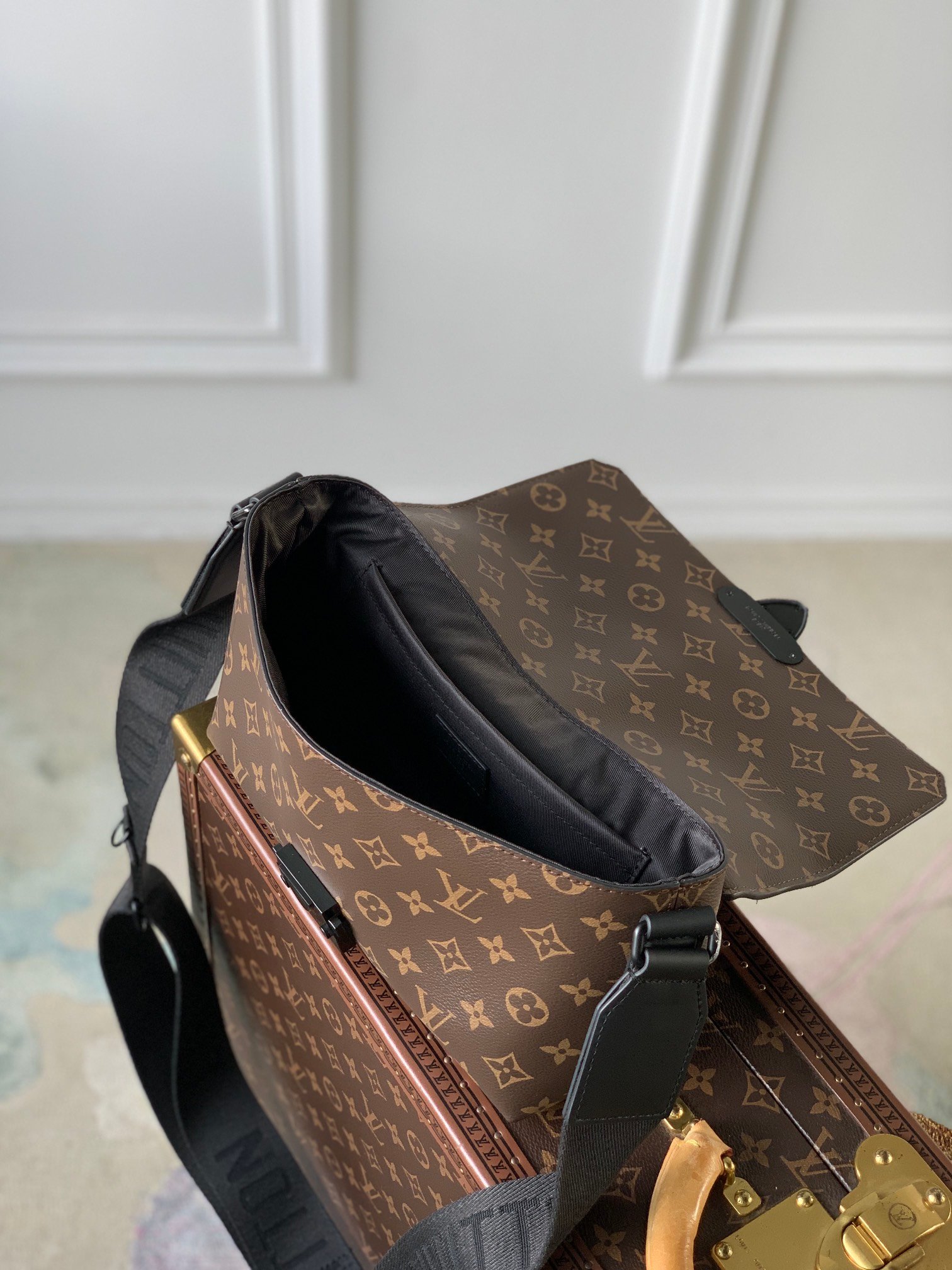 2 colors-LV S-Cape Postman Bag - Image 7