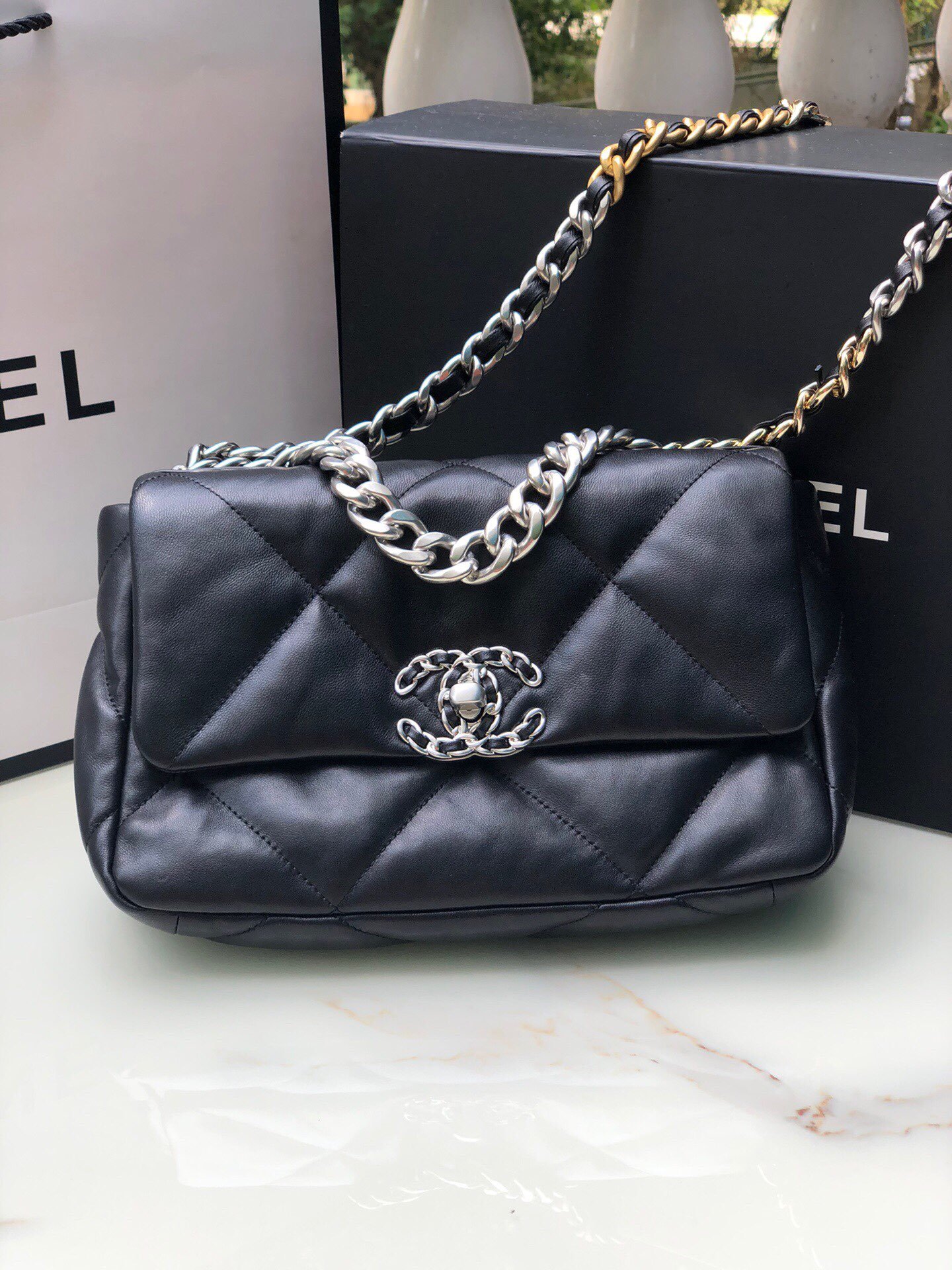 CHANEL internet famous handbag - Image 4