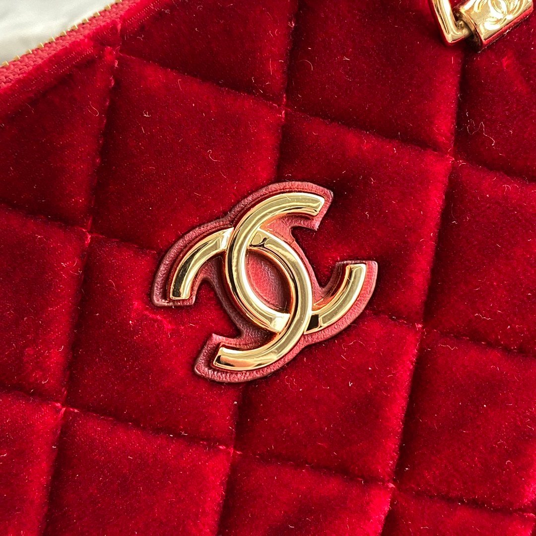Chanel Large Lamb Wool Shell Bag - Image 3