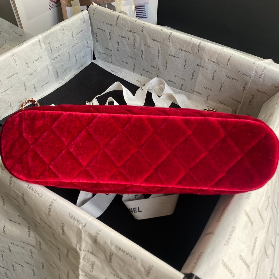 Chanel Large Lamb Wool Shell Bag - Image 5