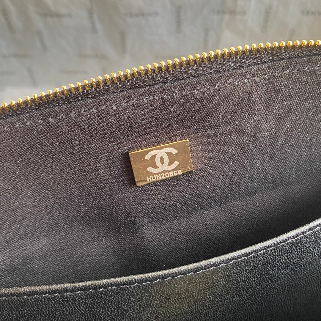 Chanel Large Lamb Wool Shell Bag - Image 8