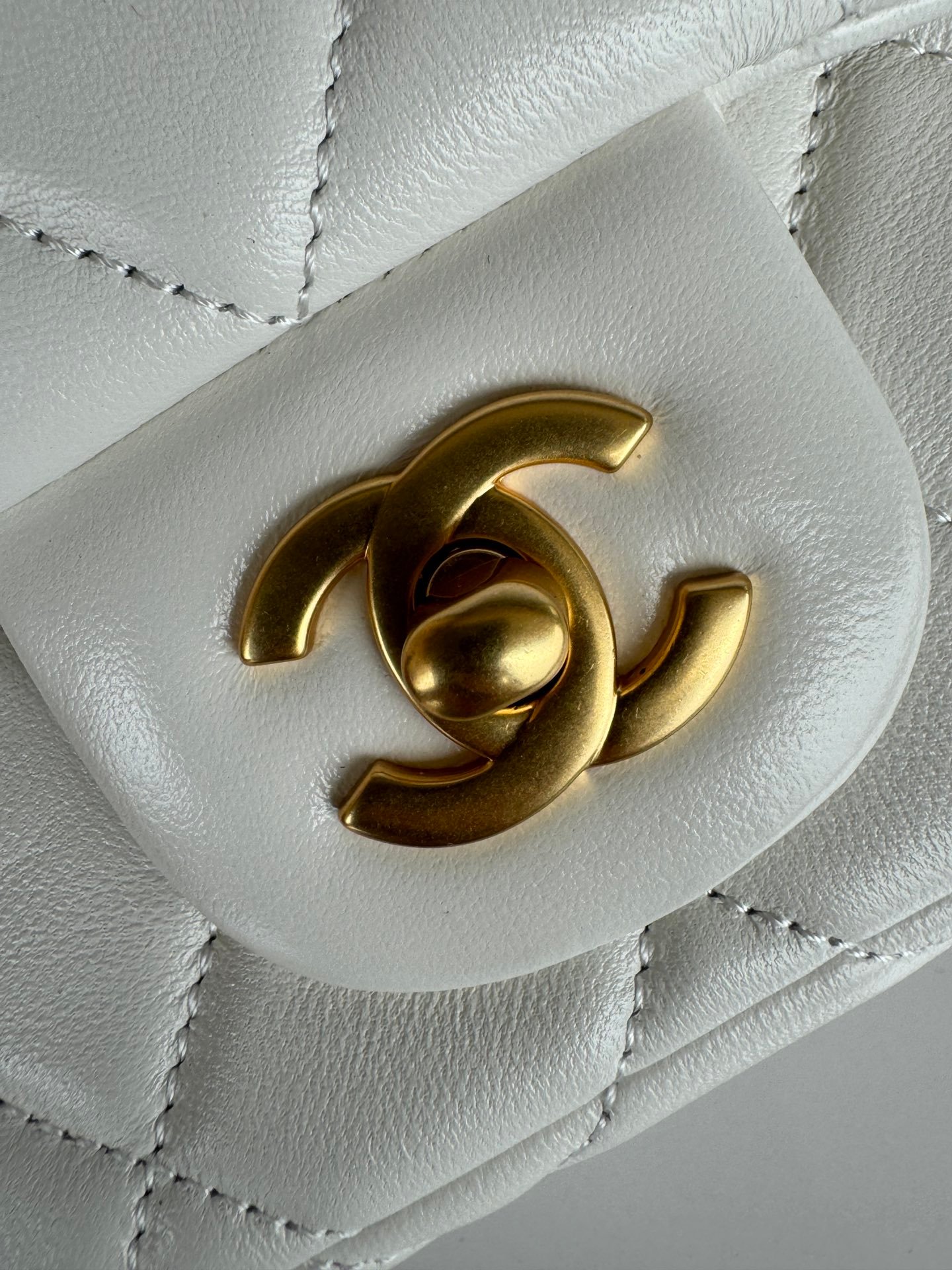 CHANEL shoulder bag - Image 4
