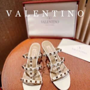 𝑉𝐴𝐿𝐸𝑁𝑇𝐼𝑁𝑂 Simple high heels