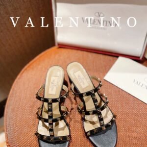 𝑉𝐴𝐿𝐸𝑁𝑇𝐼𝑁𝑂 Simple high heels