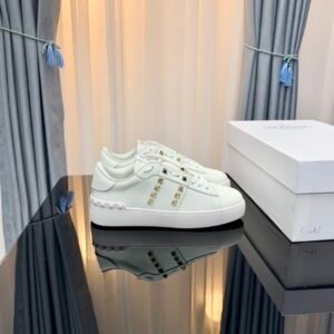 𝑉𝐴𝐿𝐸𝑁𝑇𝐼𝑁𝑂 rivet sneakers