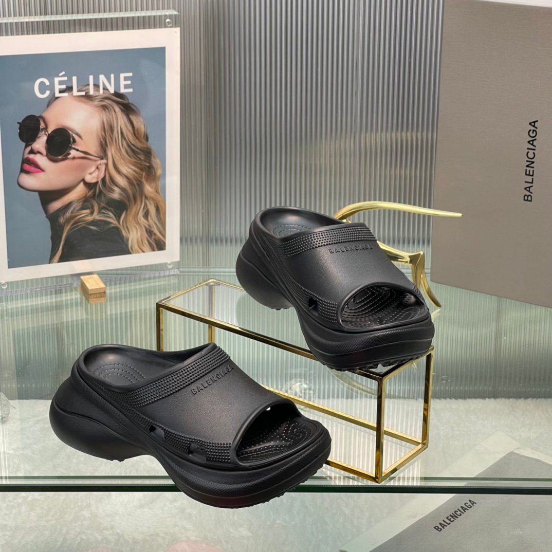 Balenciaga's latest cave slippers - Image 2