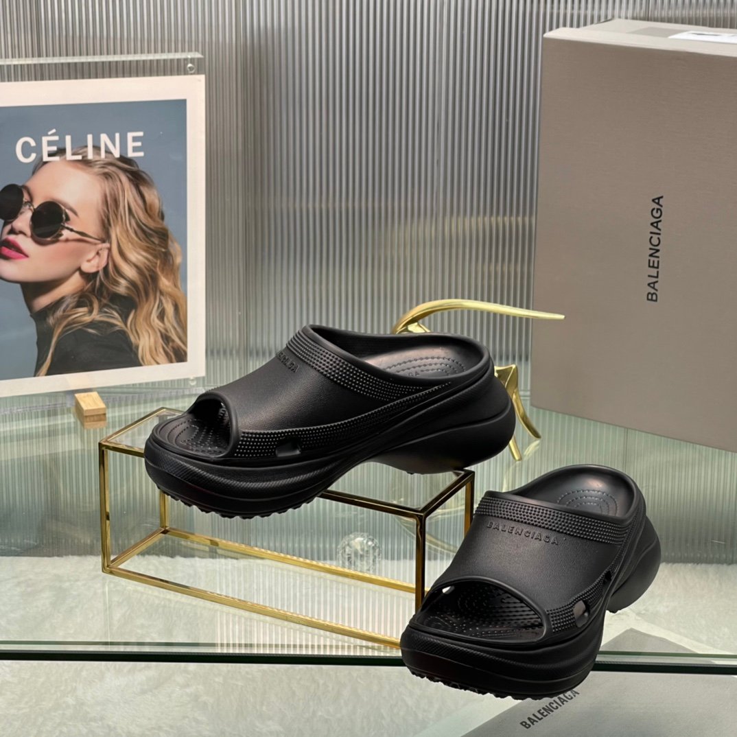 Balenciaga's latest cave slippers - Image 5