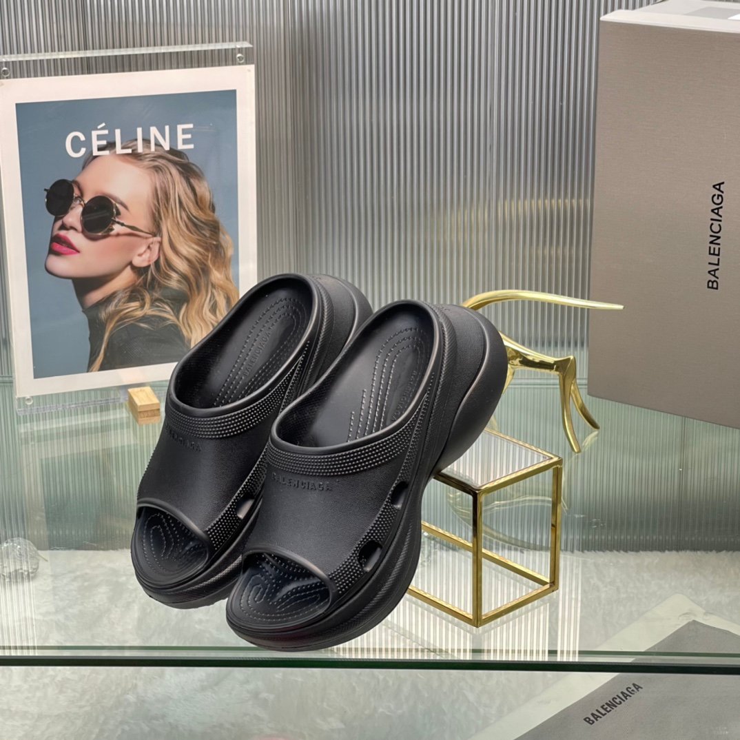 Balenciaga's latest cave slippers - Image 6