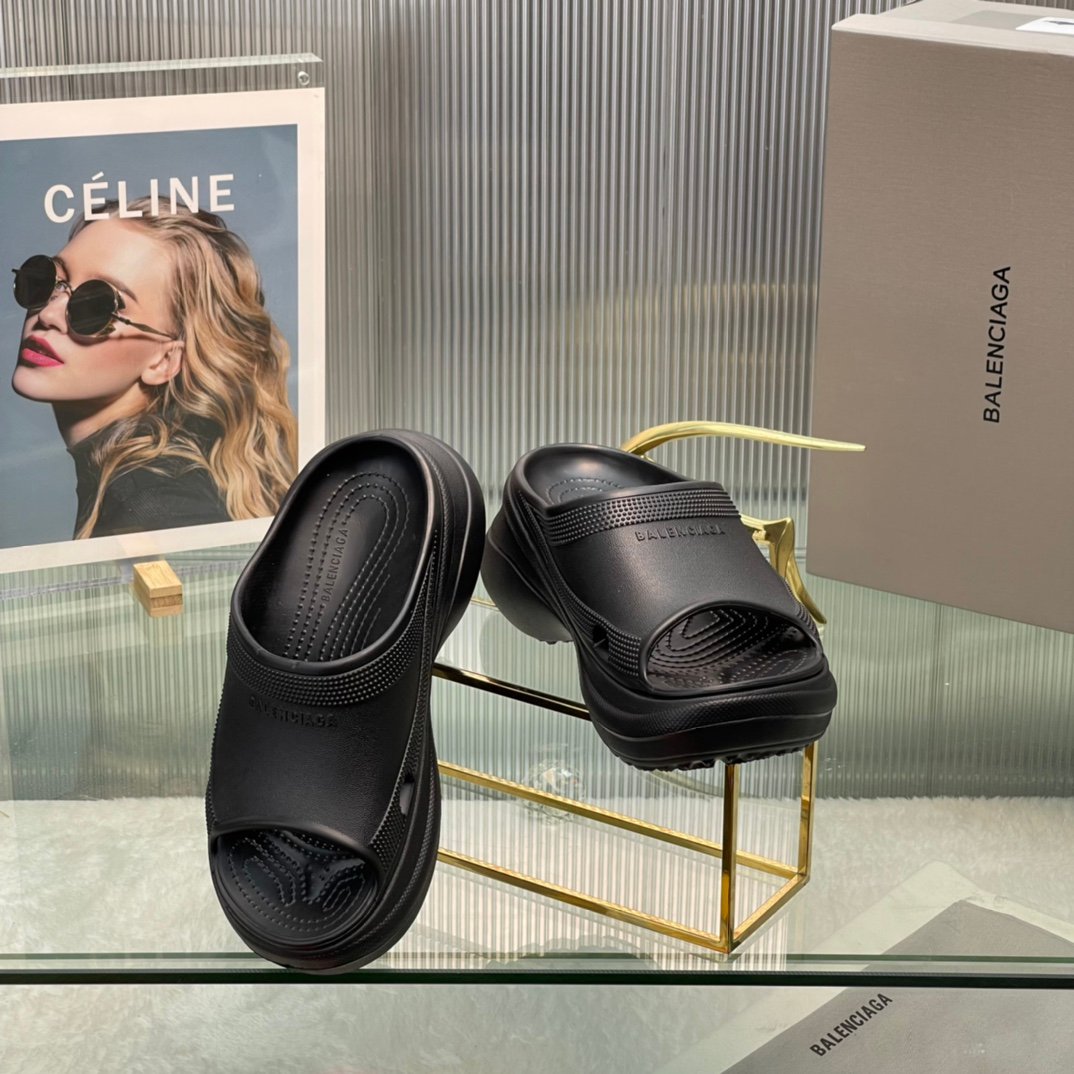Balenciaga's latest cave slippers - Image 7