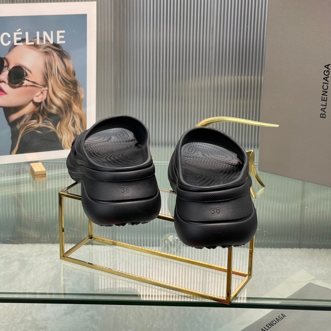 Balenciaga's latest cave slippers - Image 8