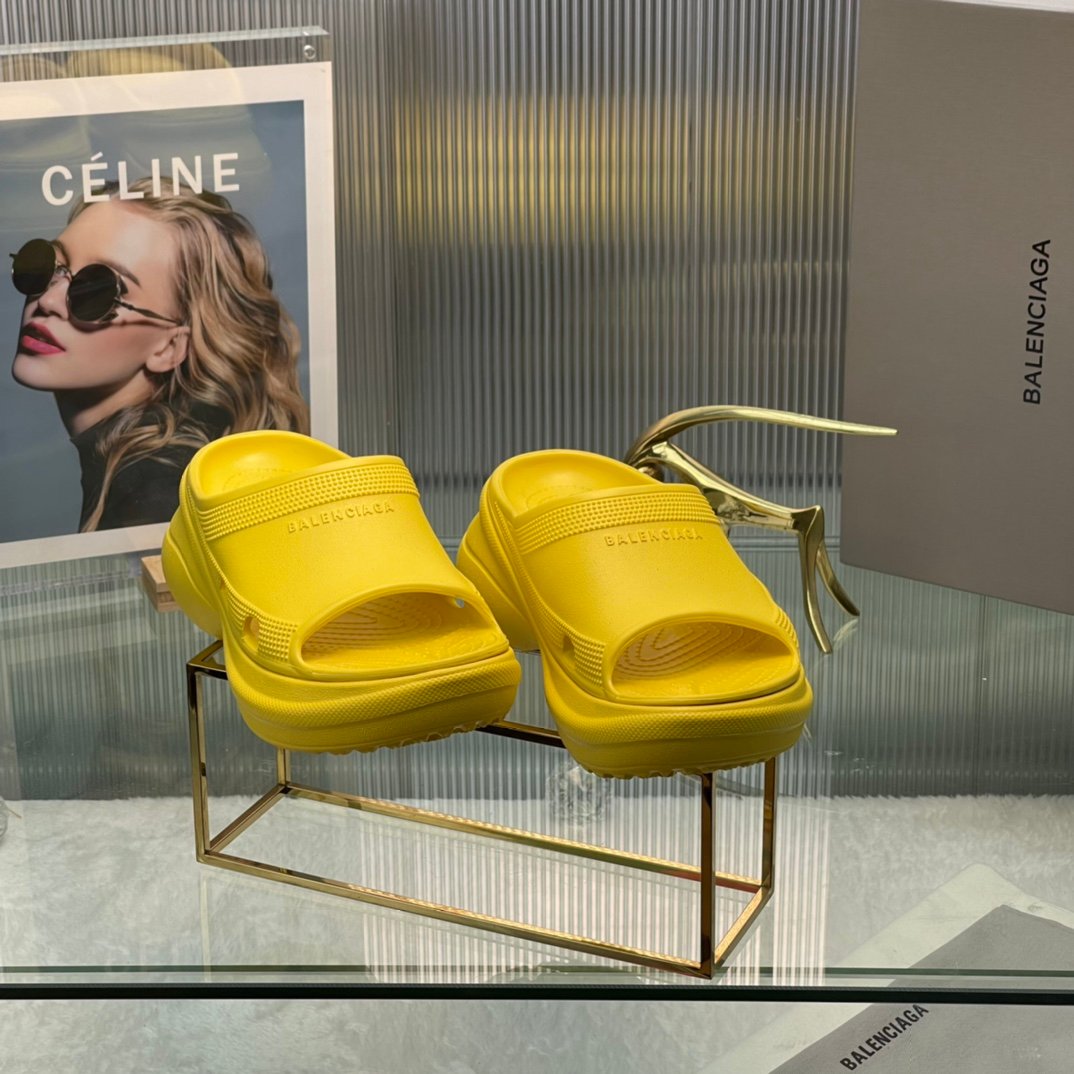 Balenciaga's latest cave slippers - Image 4