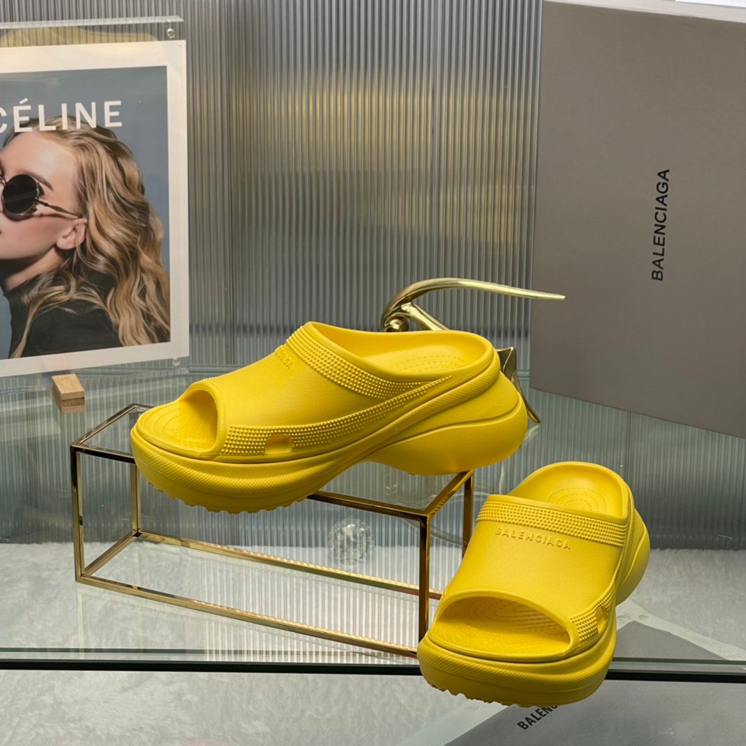 Balenciaga's latest cave slippers - Image 5
