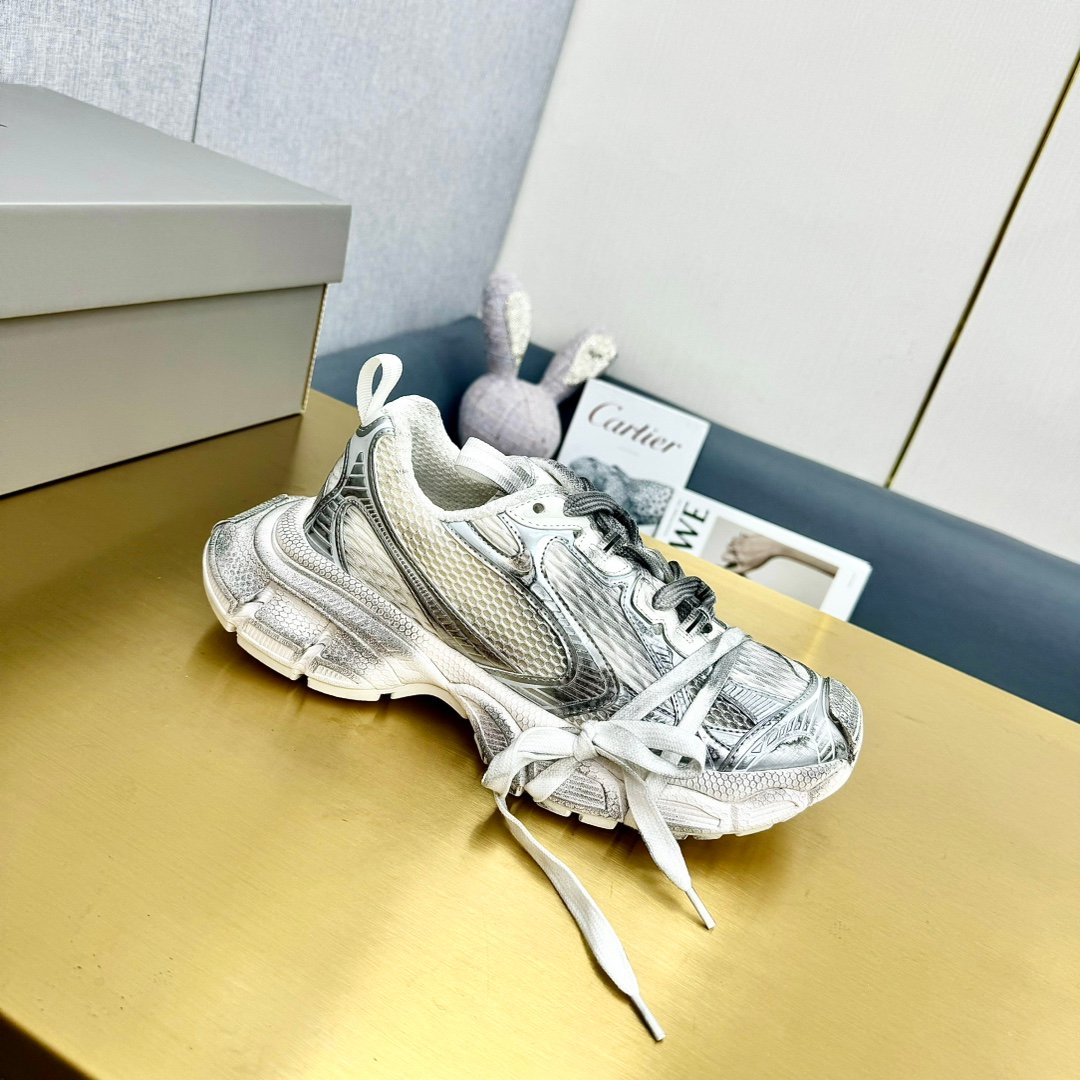 BALENCIAGA Retro Casual Sneakers