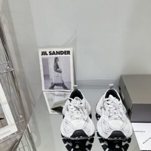 Balenciaga's new 10XL large soled sports shoes