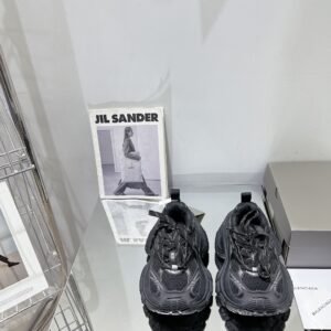 Balenciaga's new 10XL large soled sports shoes