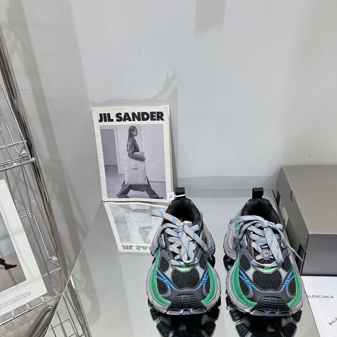 Balenciaga's new 10XL large soled sports shoes