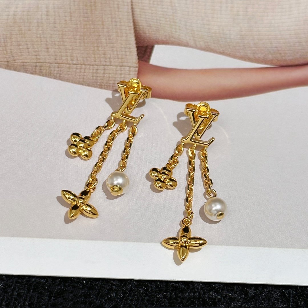 LV ear studs and earrings - Image 5