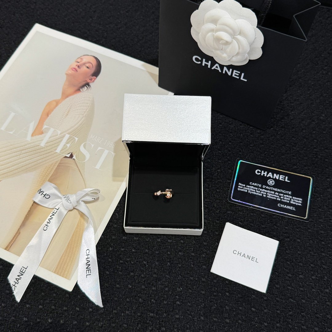 Chanel COCO Series 5-Character Ring - Image 2