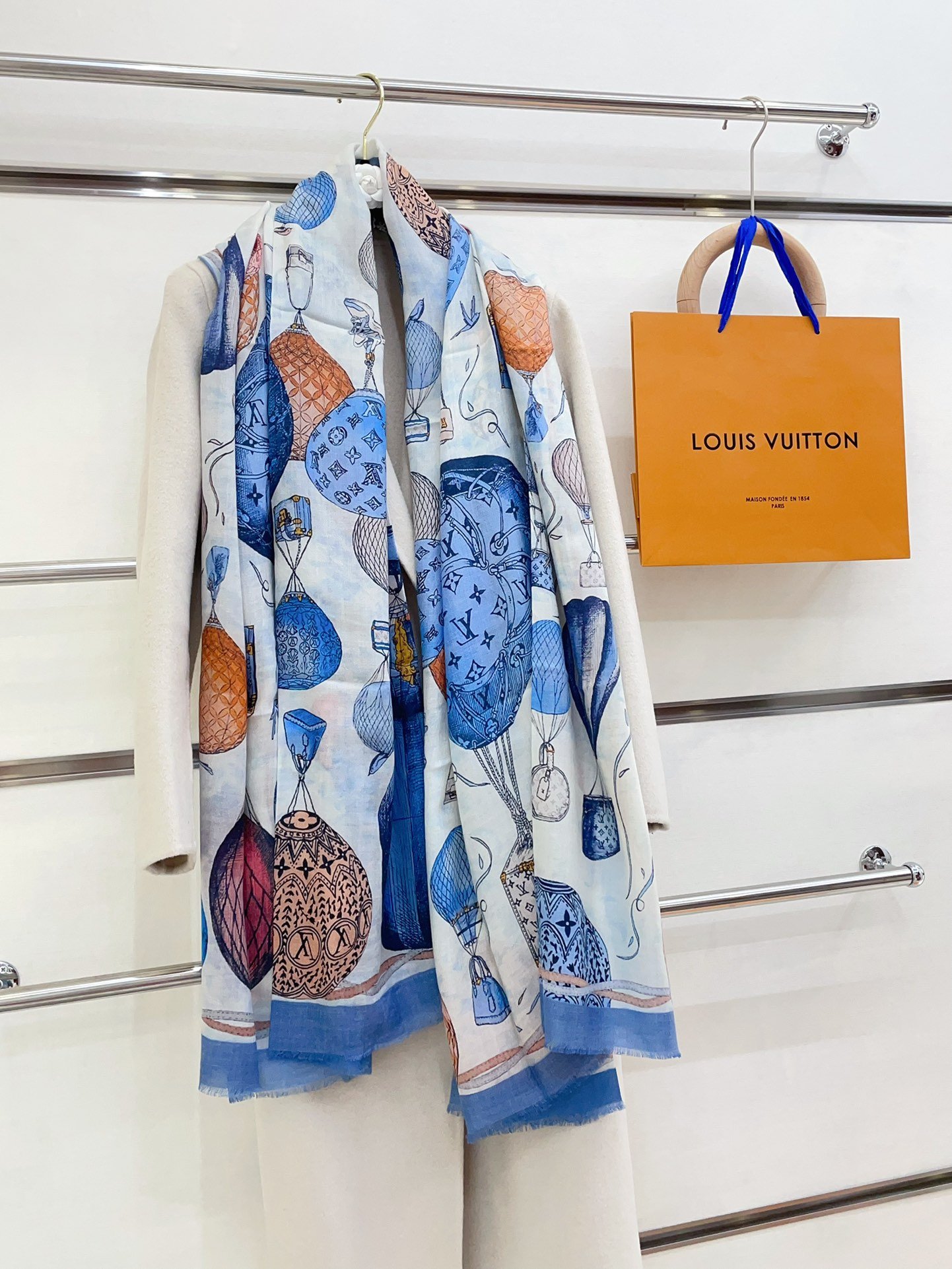 LV hot air balloon scarf - Image 5