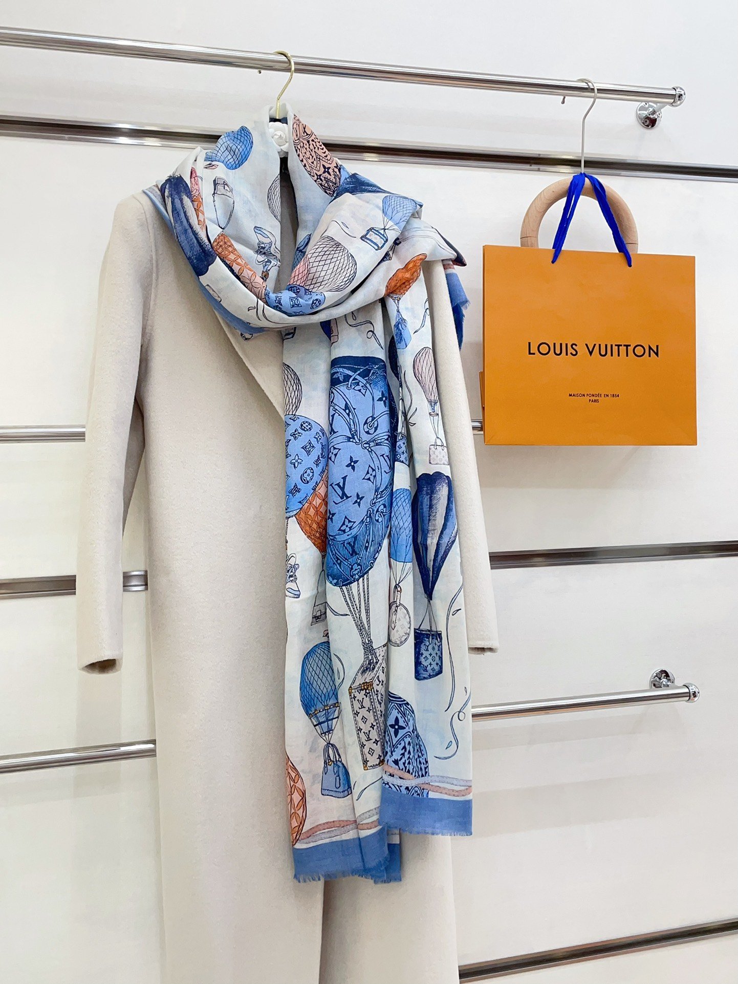 LV hot air balloon scarf - Image 6