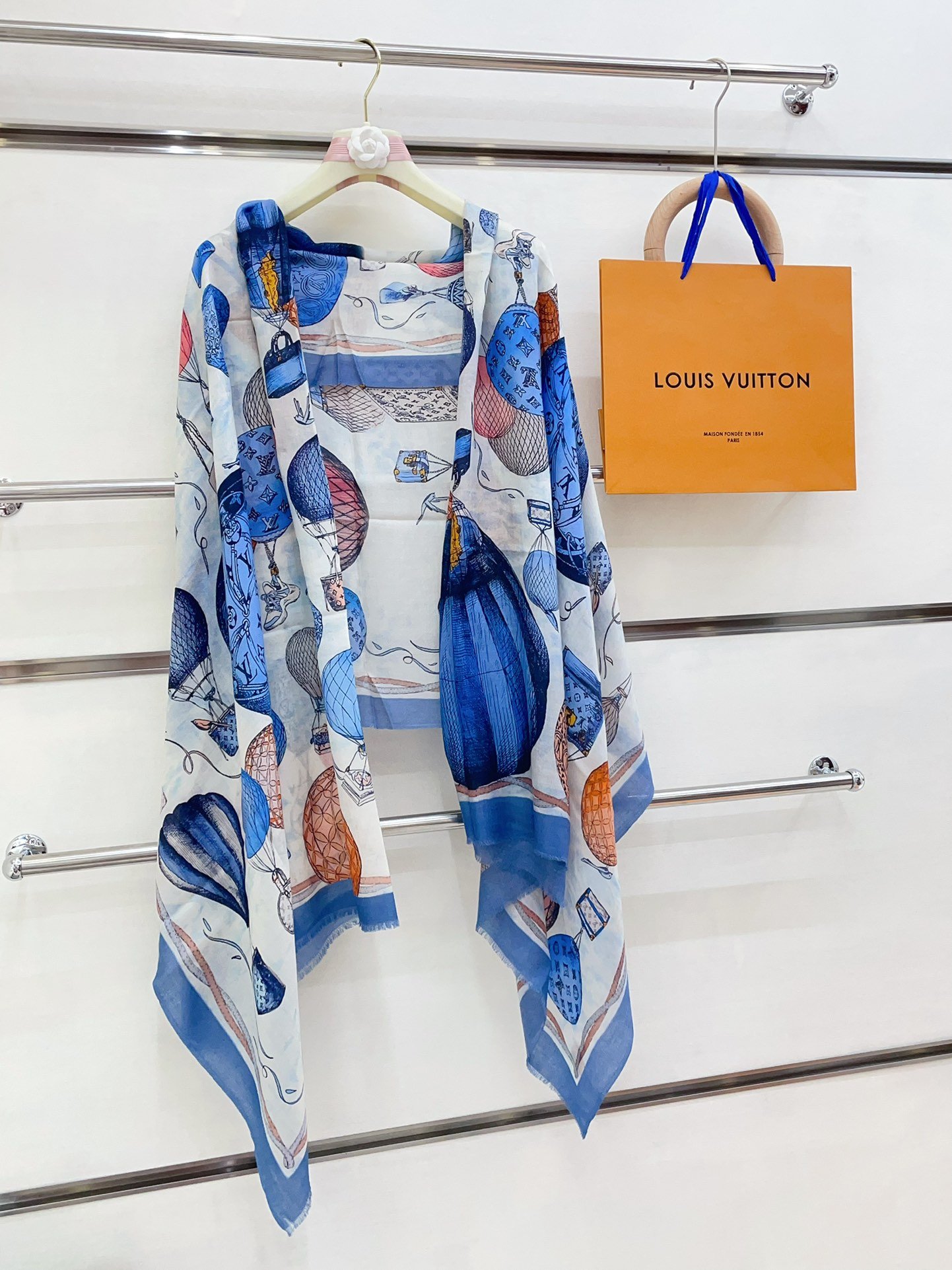 LV hot air balloon scarf - Image 7