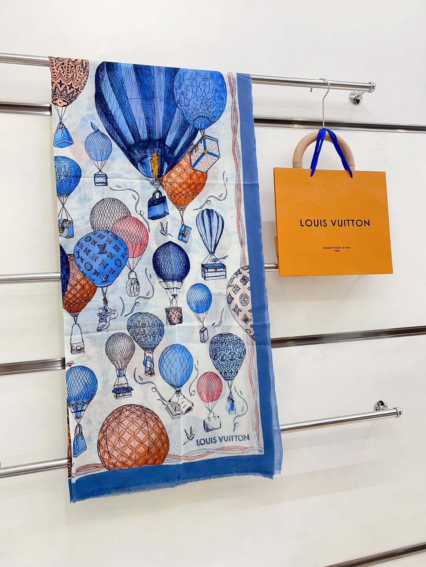 LV hot air balloon scarf - Image 8