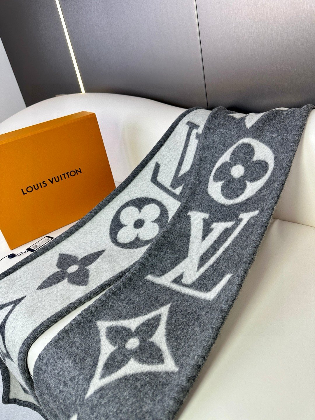 LV Classic Cashmere Scarf - Image 4