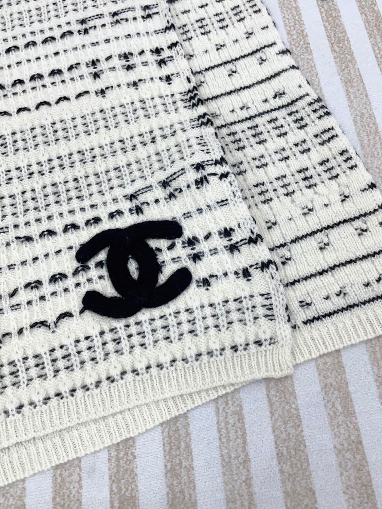 CHANEL cashmere scarf - Image 4