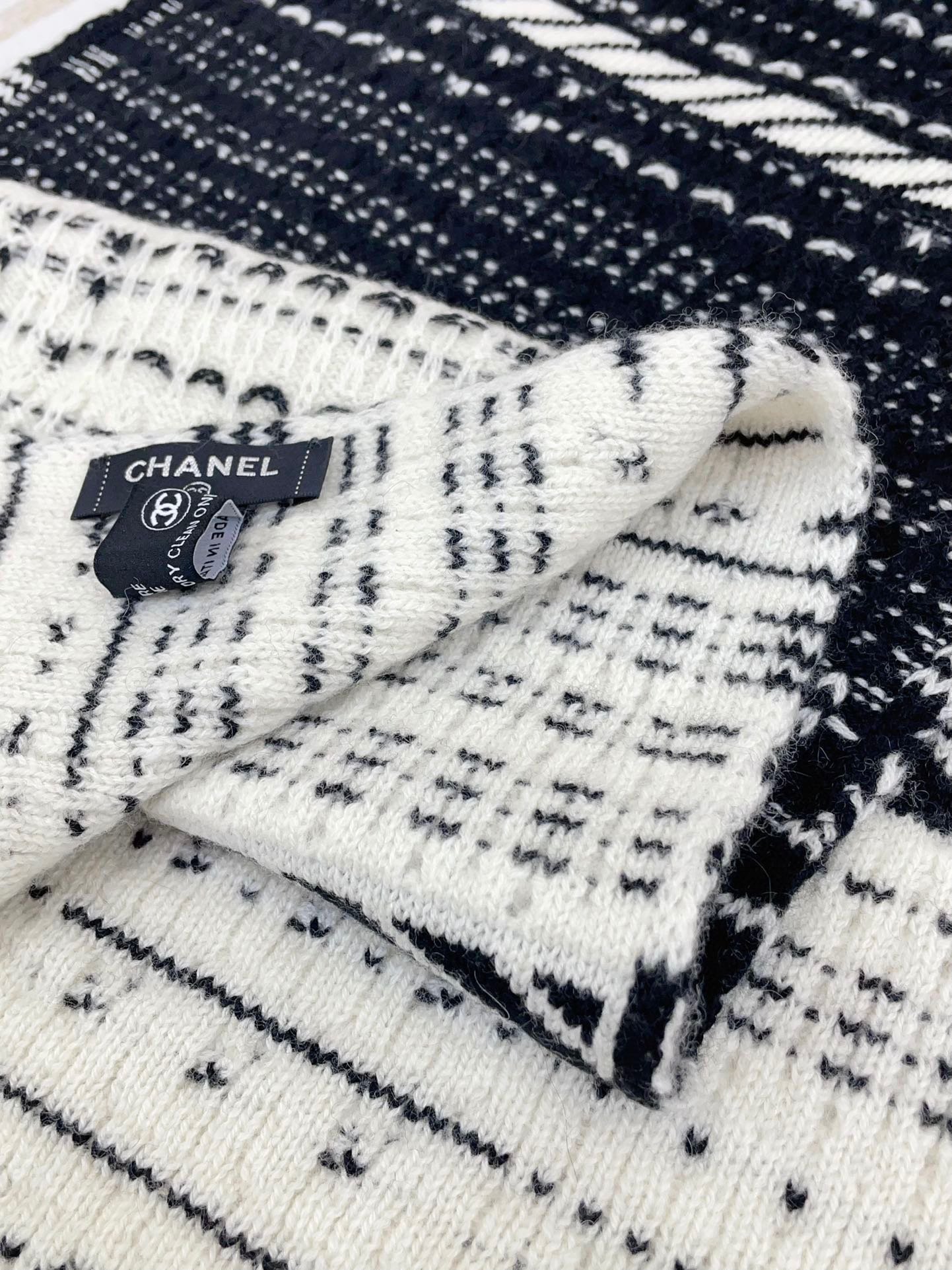 CHANEL cashmere scarf - Image 5