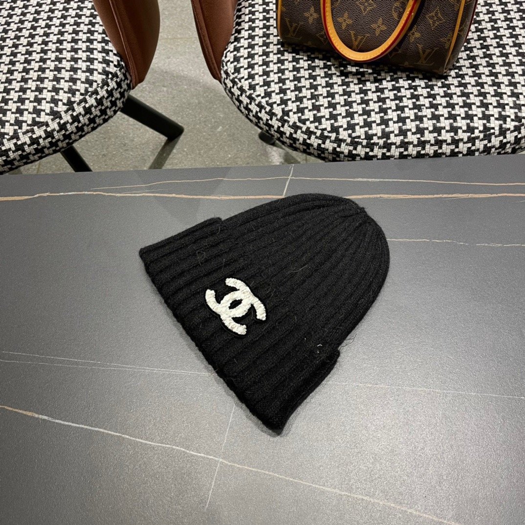 CHANEL rabbit fur knitted hat - Image 2