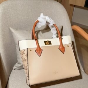 Louis Vuitton Women's One Shoulder Handbag in Beige Exquisite Fashion Versatile New Style