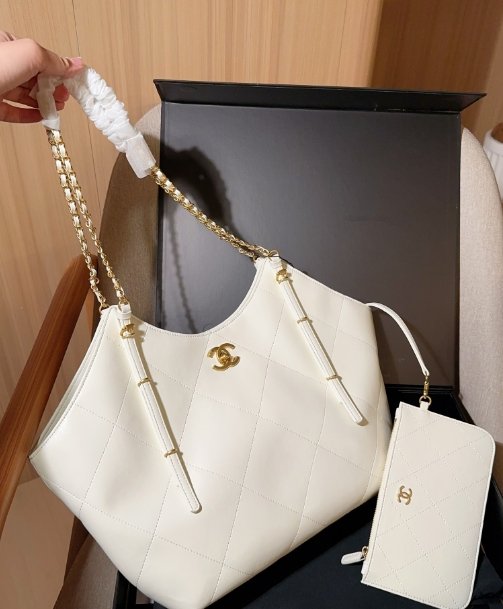 2025s New Chanel/Chanel GD Quan Zhilong Magazine Same Leather Shopping Bag